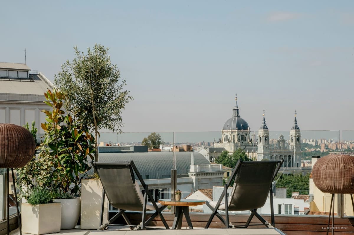 Terrasse du Palacio de los Duques Gran Meliá face à la cathédrale de l'Almudena, à Madrid