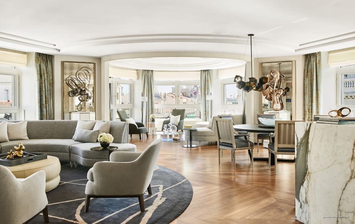 Salon d'une suite du Four Seasons Hotel Madrid, au Centro Canalejas