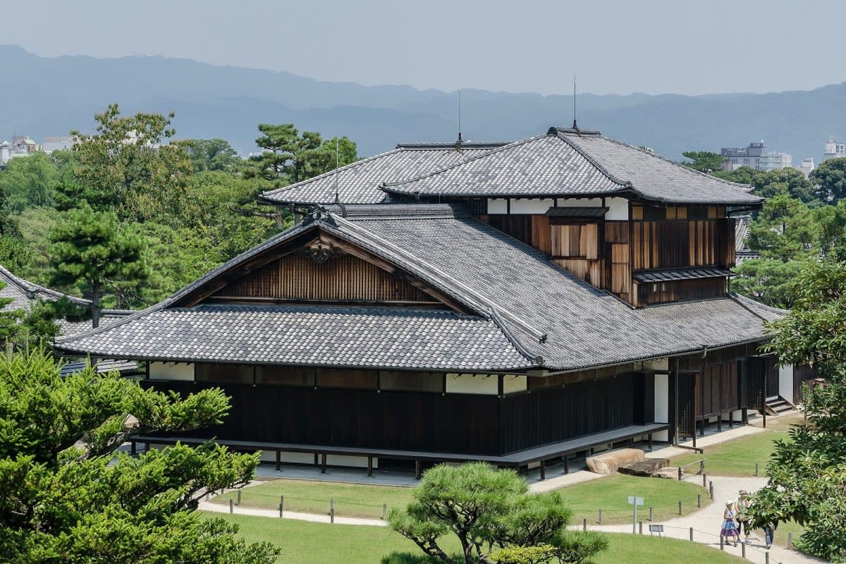 Le palais Honmaru du château de Nijo, vu depuis les fortifications