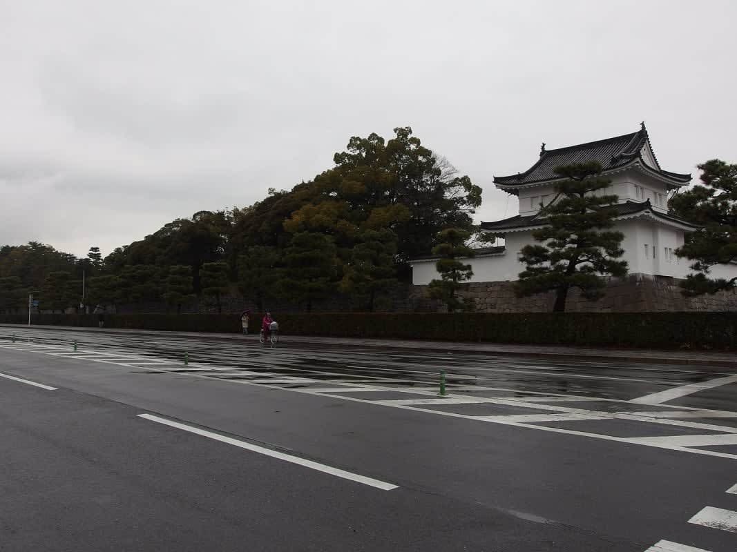 Les remparts du château de Nijo depuis la rue, à Kyoto