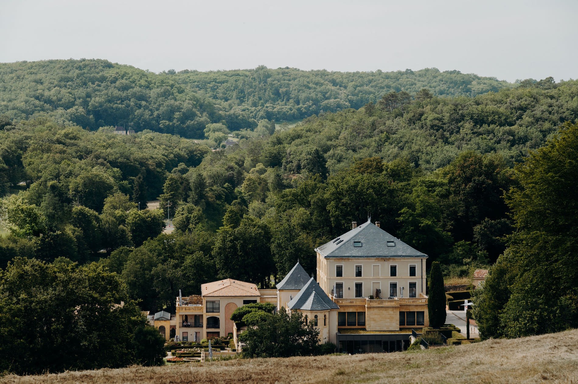 Le Domaine de Rochebois posé dans la campagne du Périgord Noir