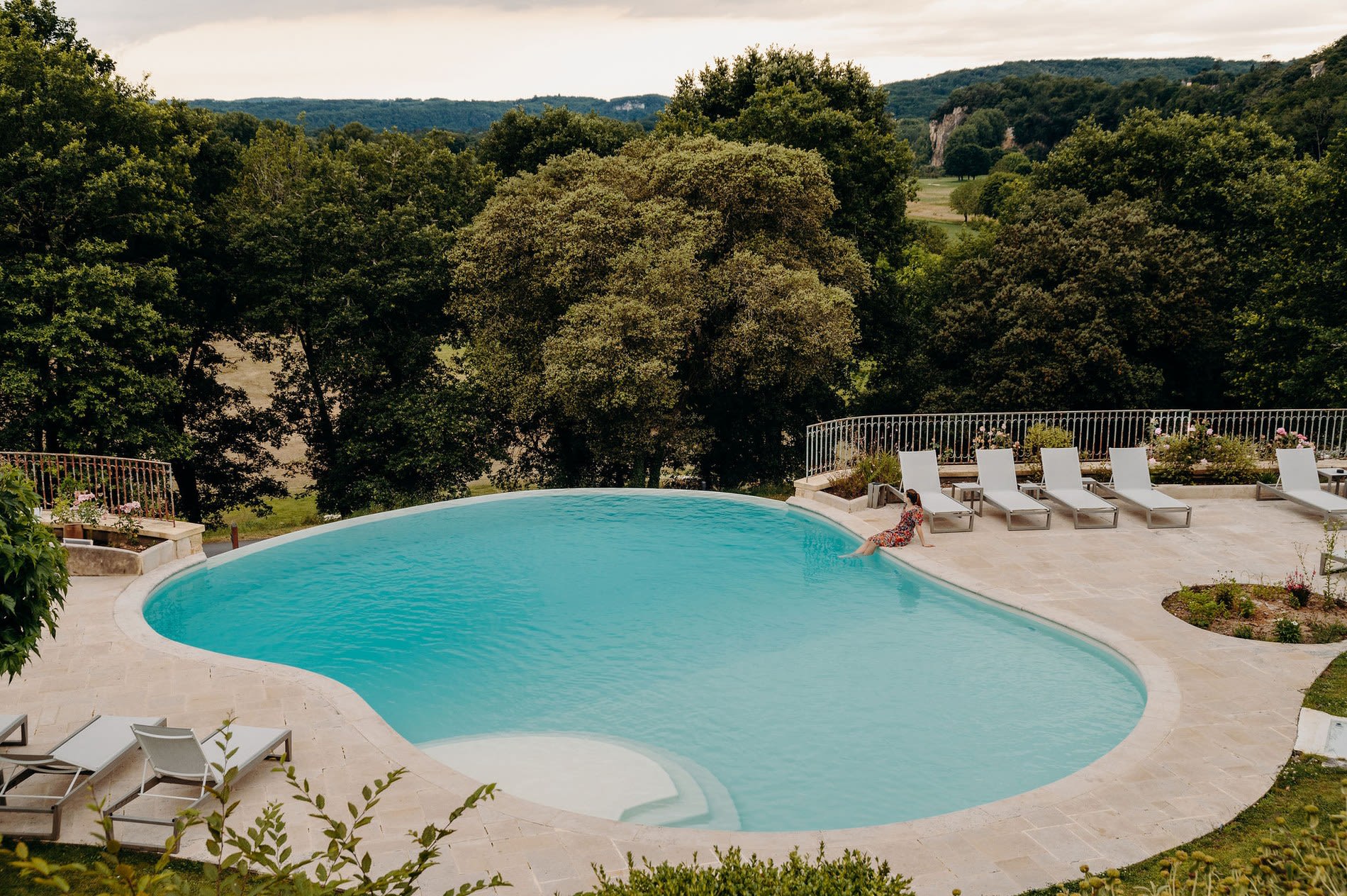 La piscine extérieure du Domaine de Rochebois, ouverte sur les bois