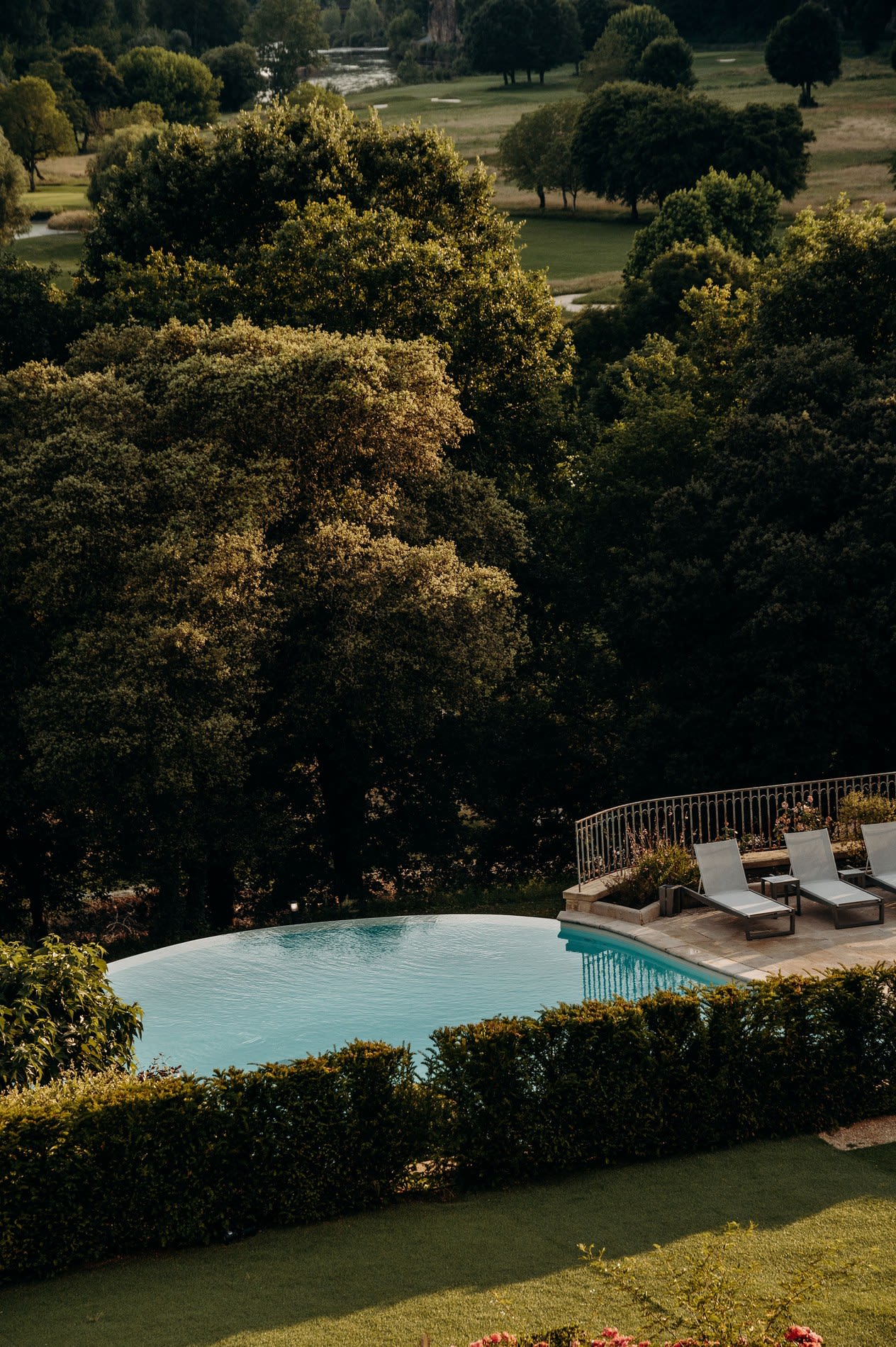 Vue aérienne du parc et de la piscine du Domaine de Rochebois
