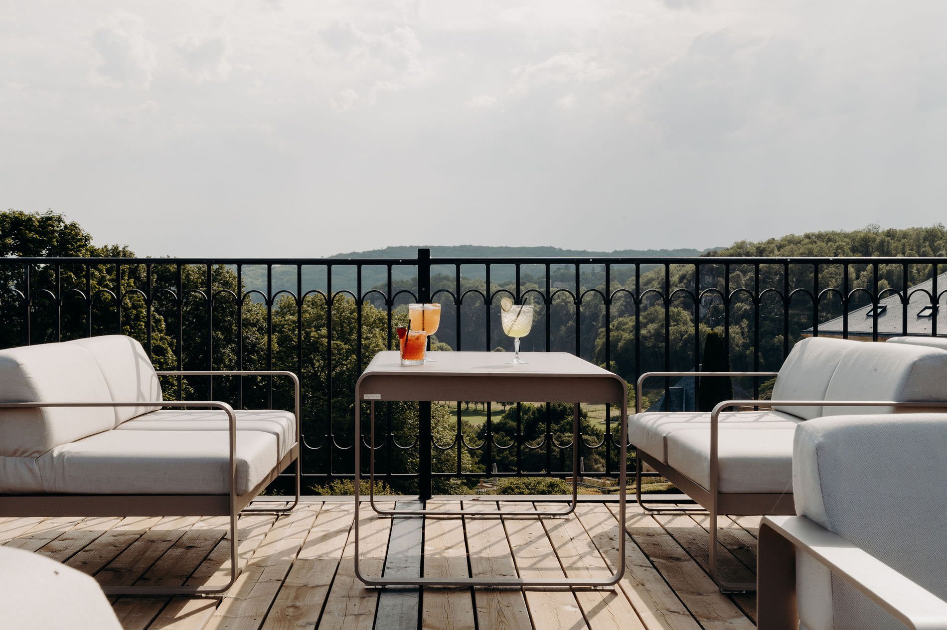 La terrasse panoramique du Domaine de Rochebois face à la vallée