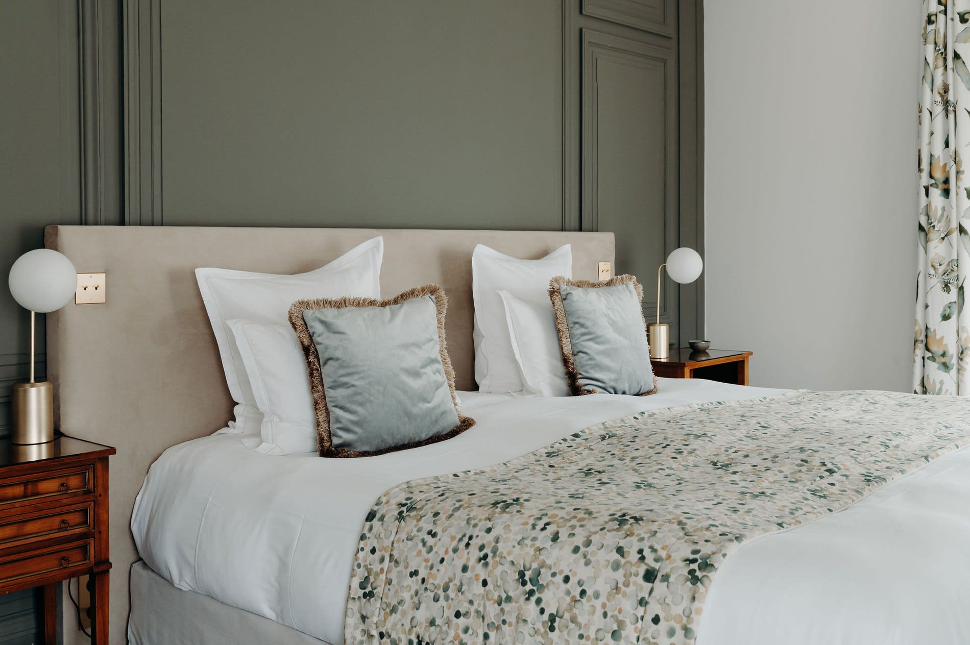 Chambre du Domaine de Rochebois habillée de boiseries vertes