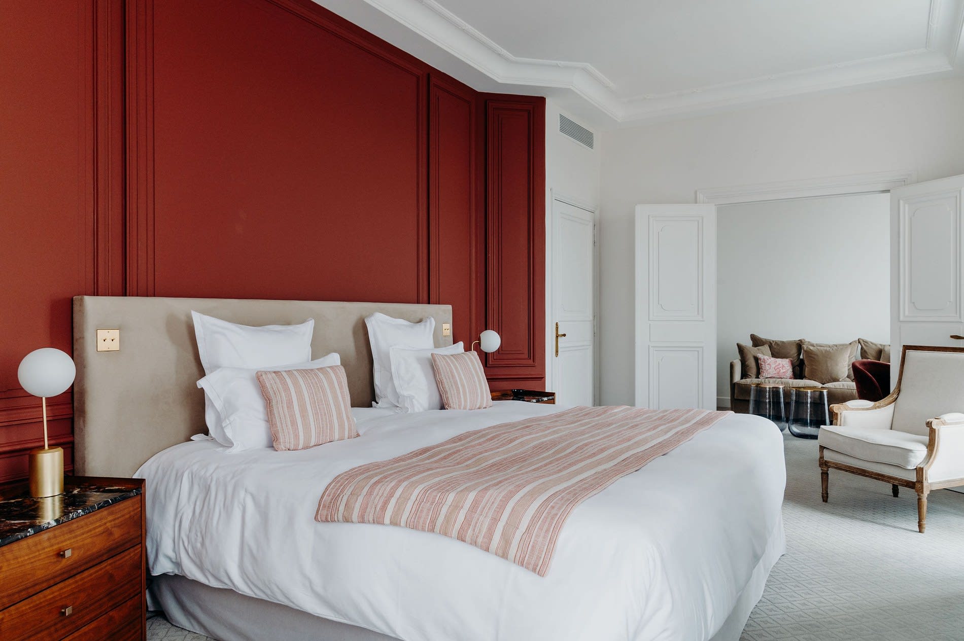 Chambre du Domaine de Rochebois prolongée par un salon