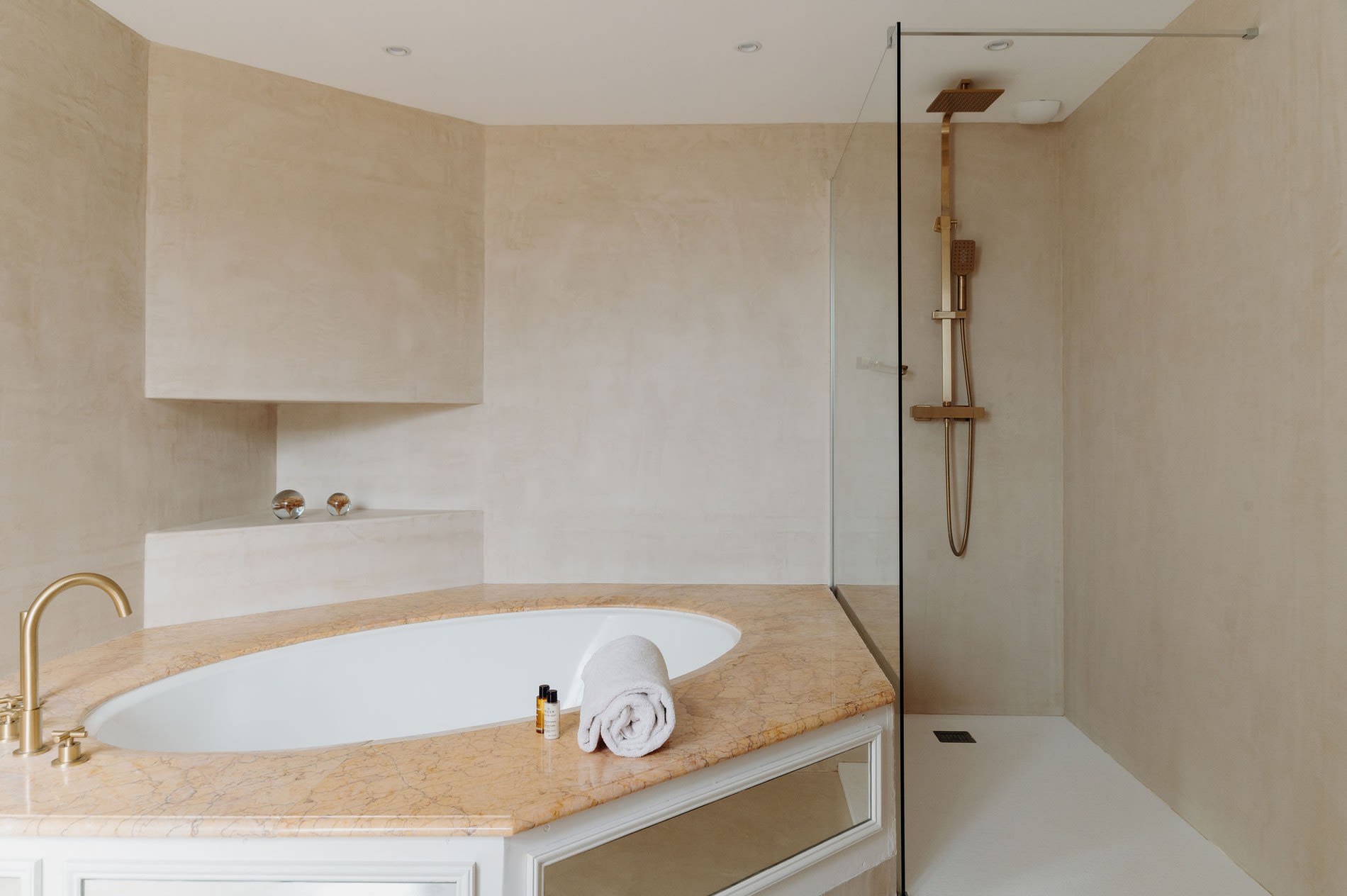 Salle de bain du Domaine de Rochebois, baignoire et douche à l'italienne