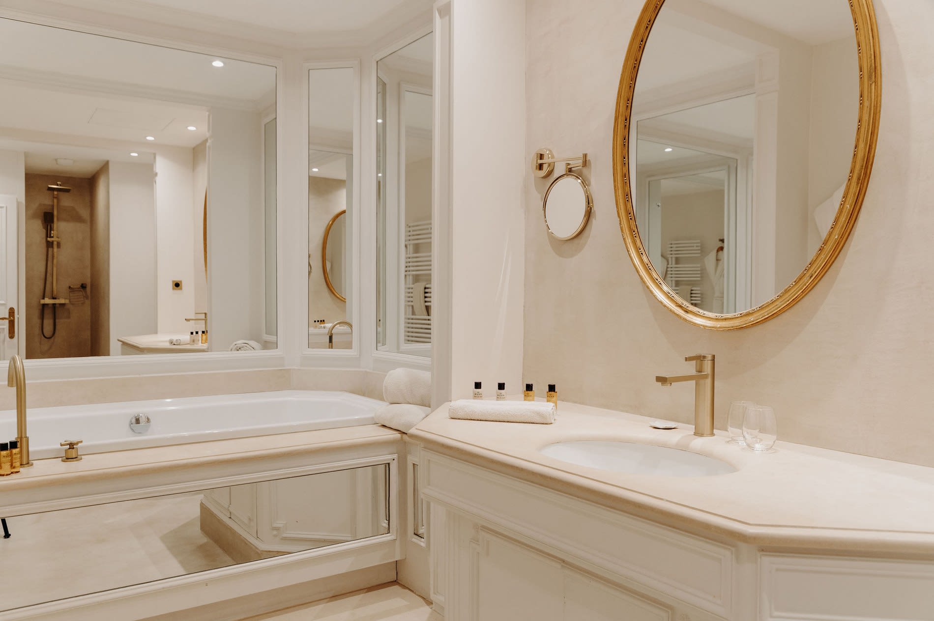 Salle de bain du Domaine de Rochebois, miroir doré et robinetterie laiton