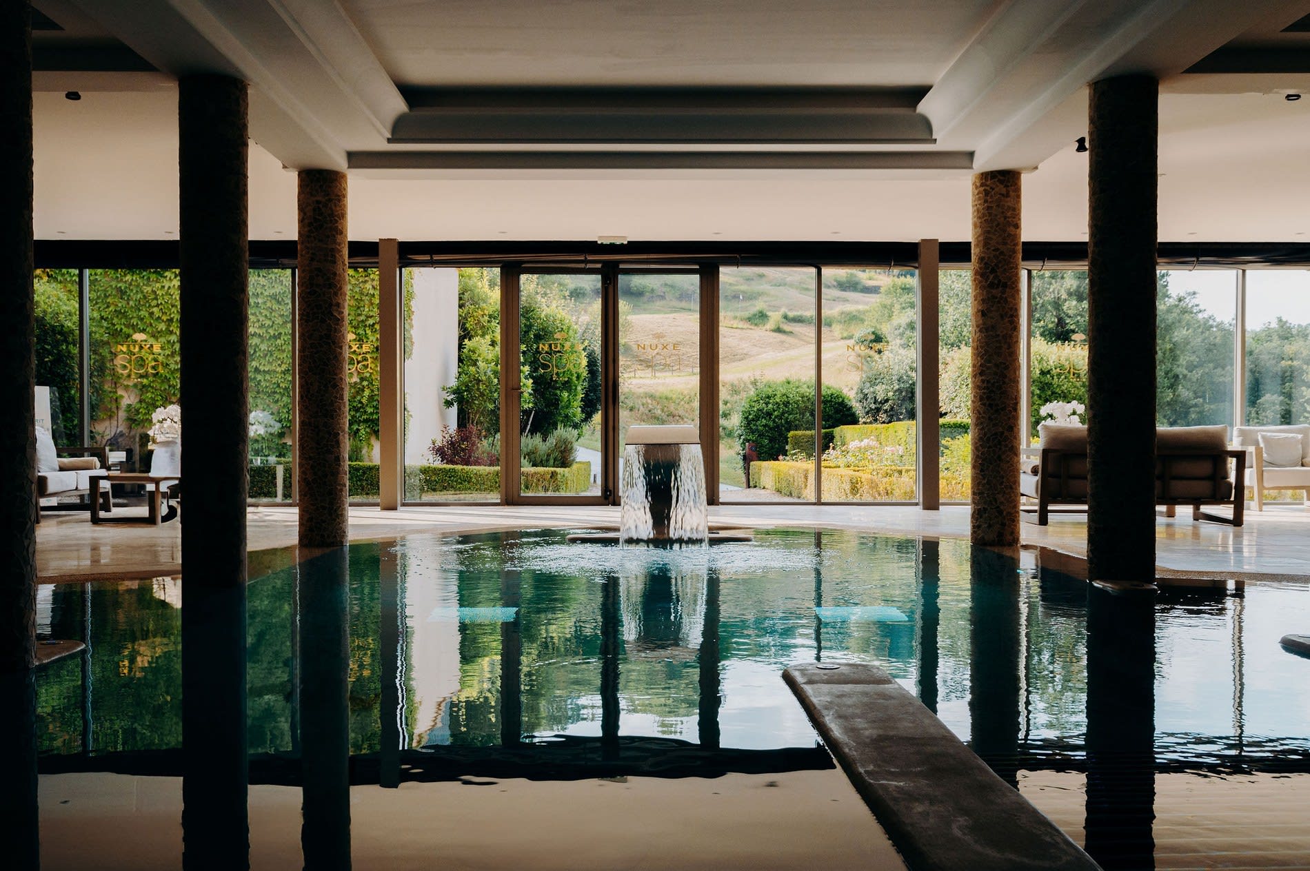 Le bassin intérieur du Spa Nuxe du Domaine de Rochebois, face aux baies