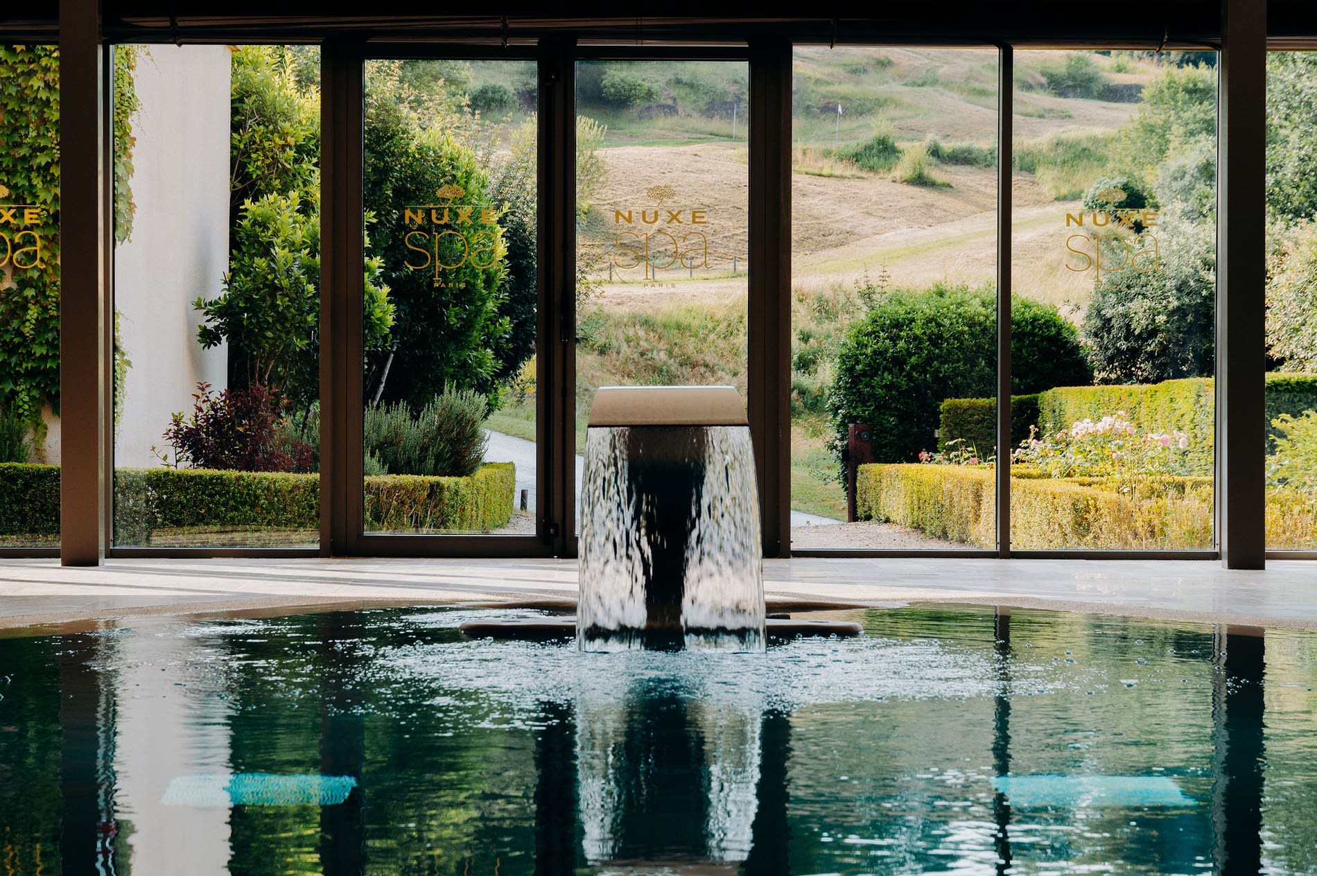 La fontaine du bassin du Spa Nuxe du Domaine de Rochebois