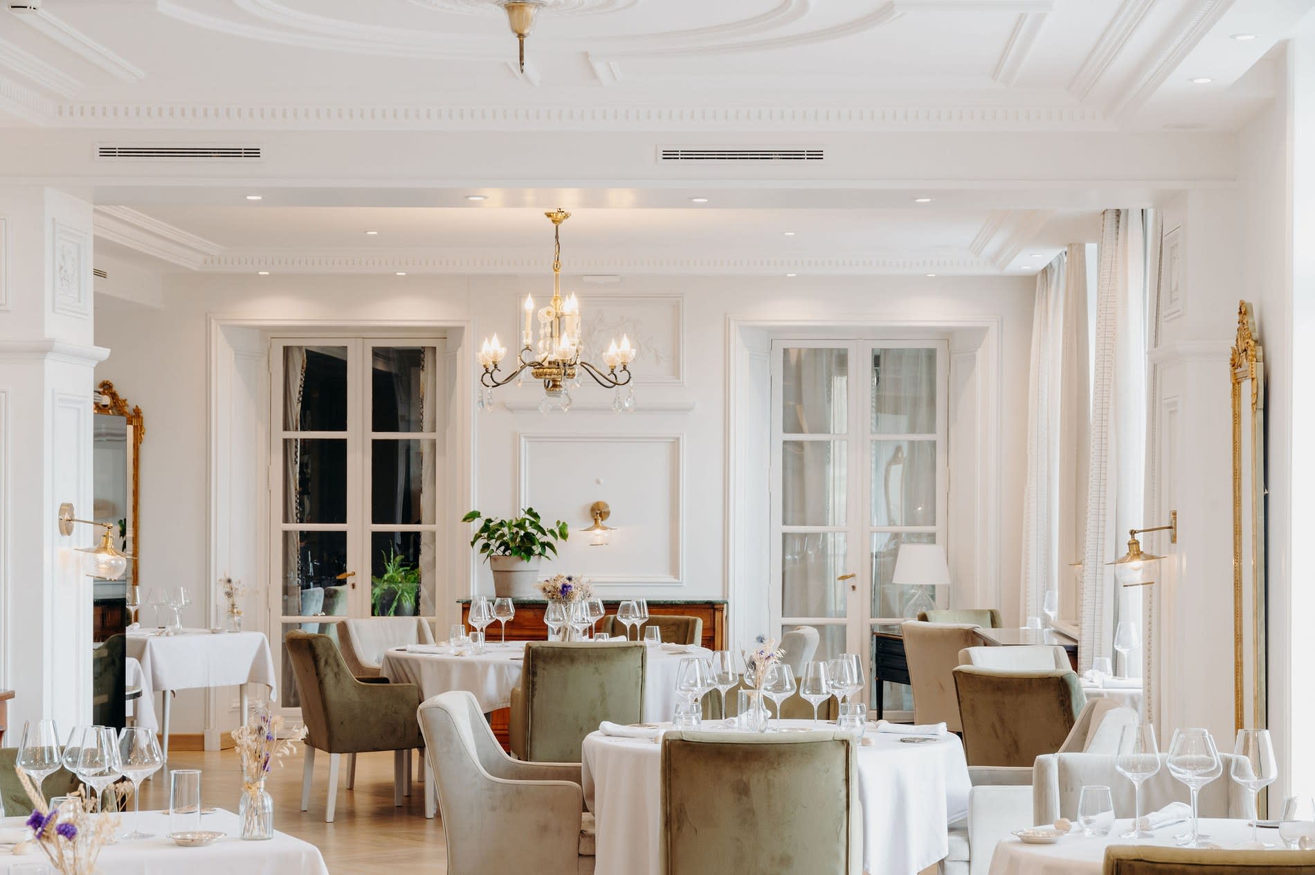 La salle du restaurant Le M au Domaine de Rochebois