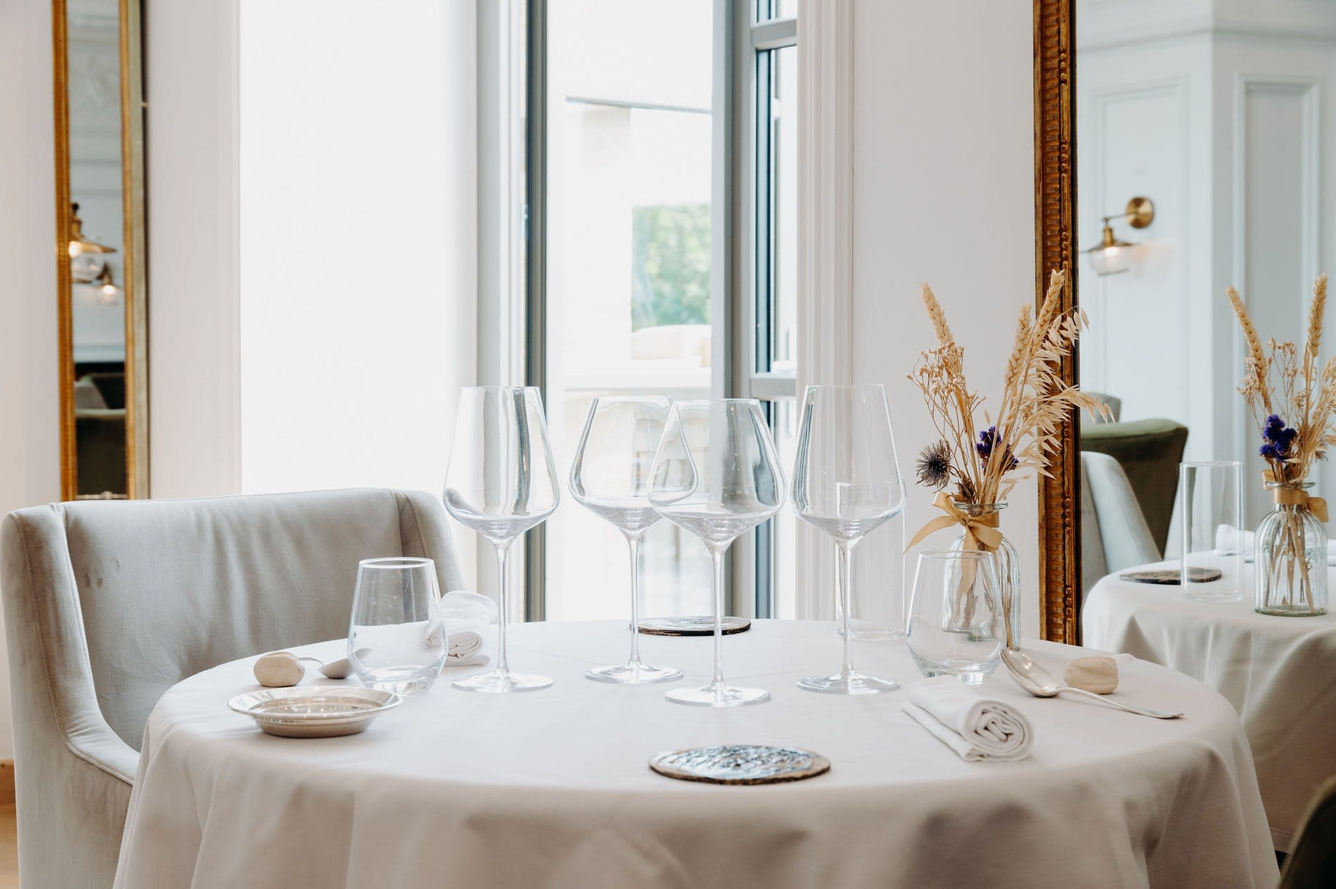 Table dressée au restaurant Le M du Domaine de Rochebois