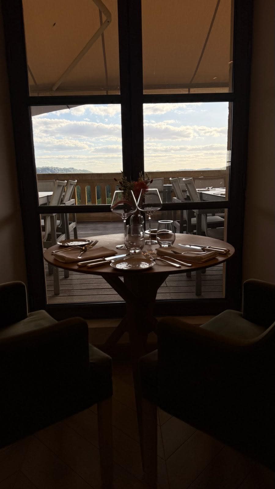 Table face à la vallée au restaurant du Domaine de Rochebois