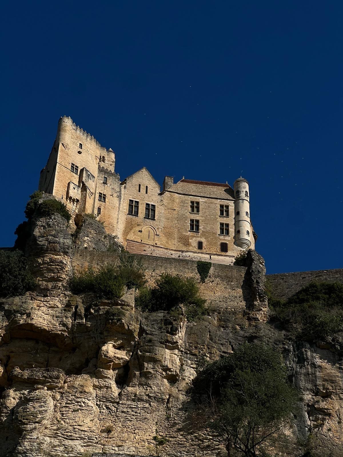 Une forteresse médiévale dominant la vallée de la Dordogne