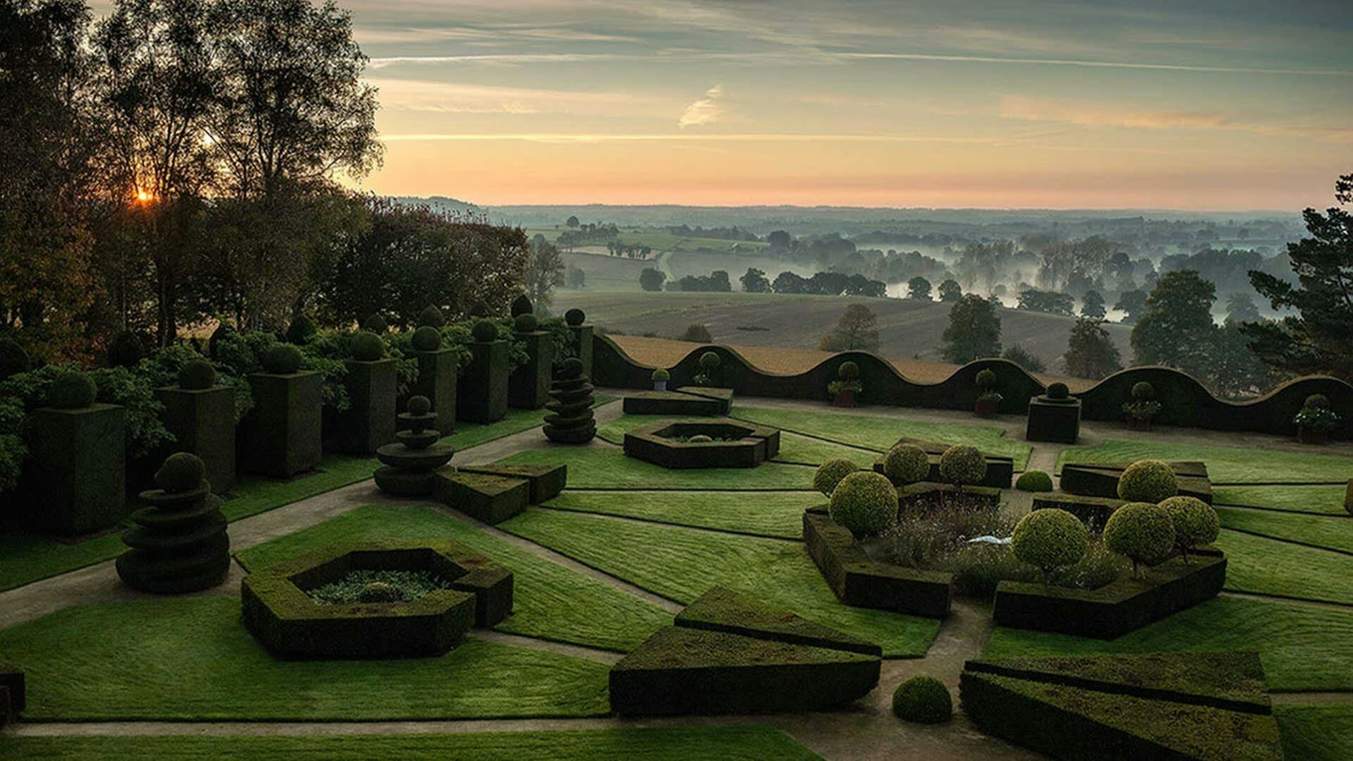 Le jardin du château de la Ballue au coucher du soleil