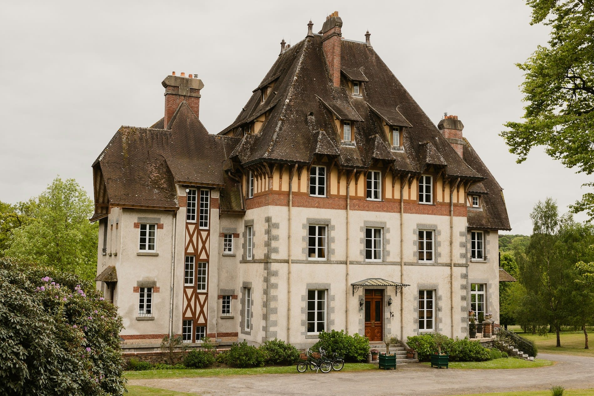 La façade du château du Gué aux Biches, en Normandie