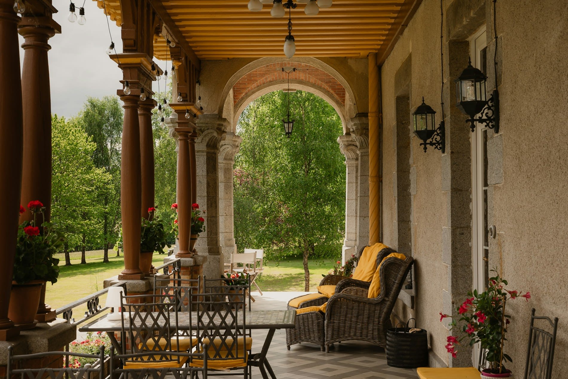La loggia du château du Gué aux Biches ouverte sur le parc