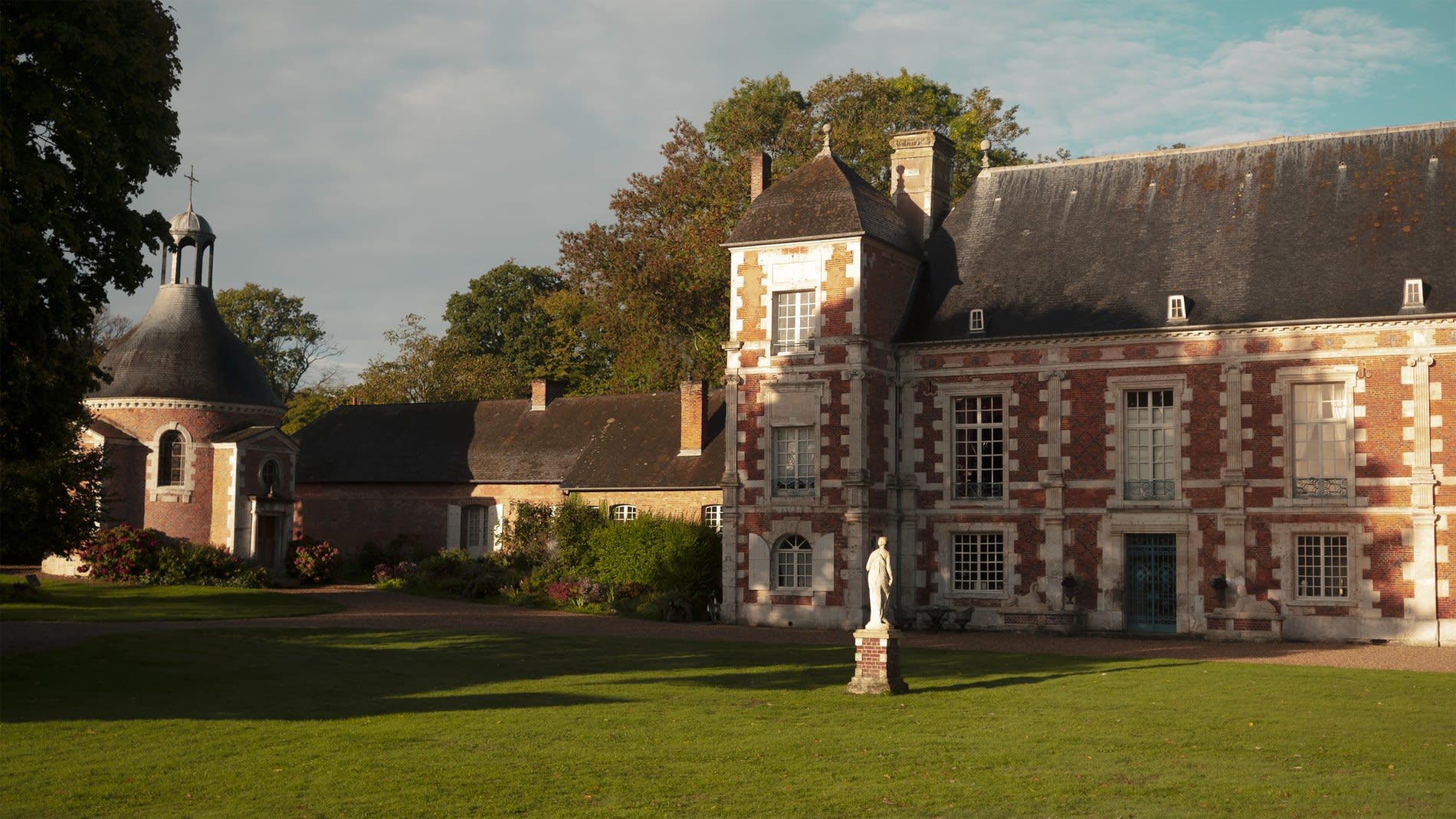 Le château de Bonnemare éclairé à la tombée du jour