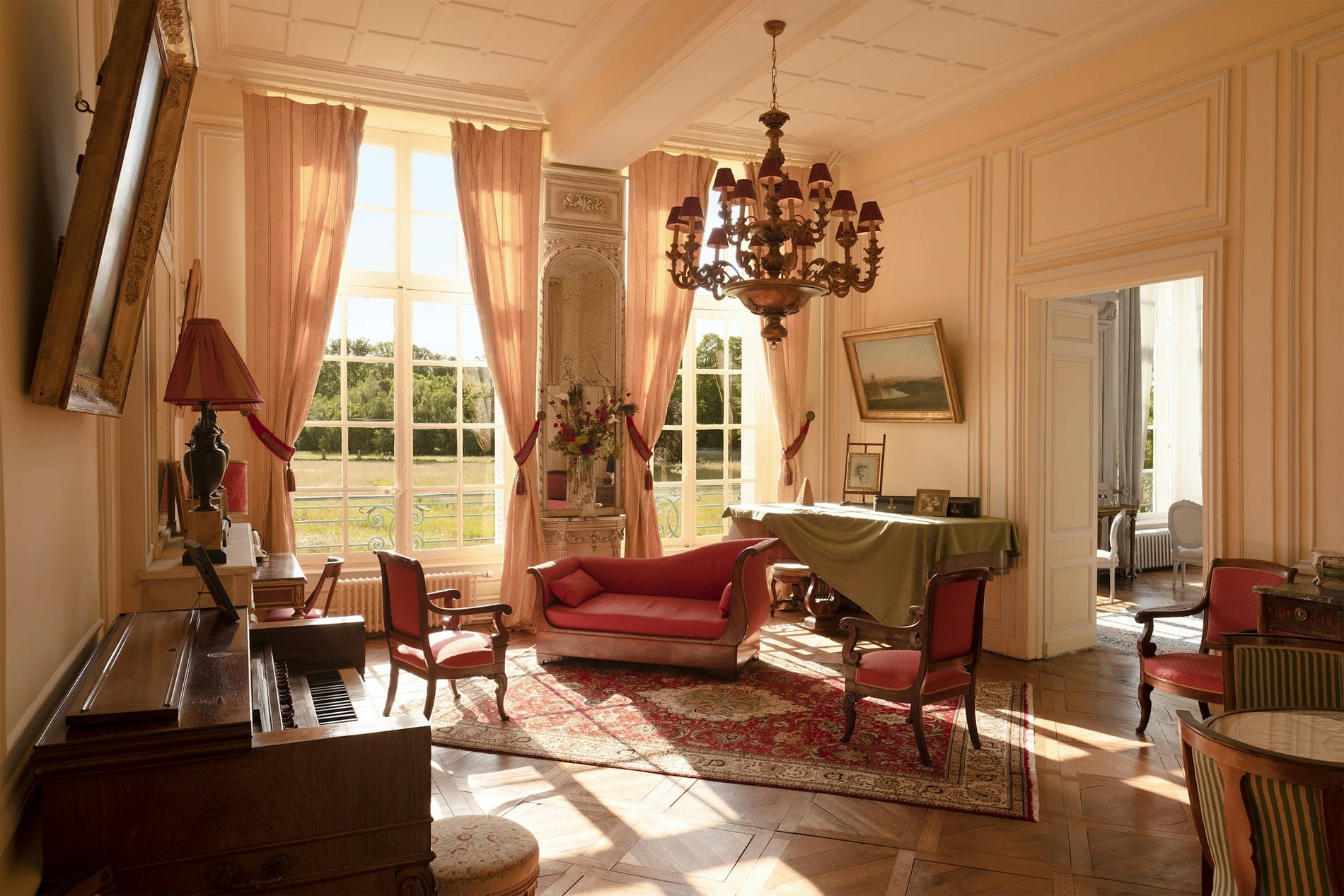 Le salon au piano de la suite Louis XVI, au château de Bonnemare