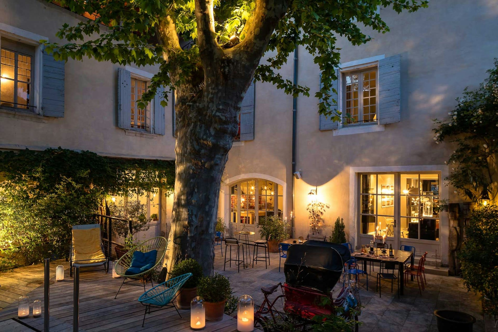 La Maison sur la Sorgue, à L'Isle-sur-la-Sorgue, à la tombée du jour