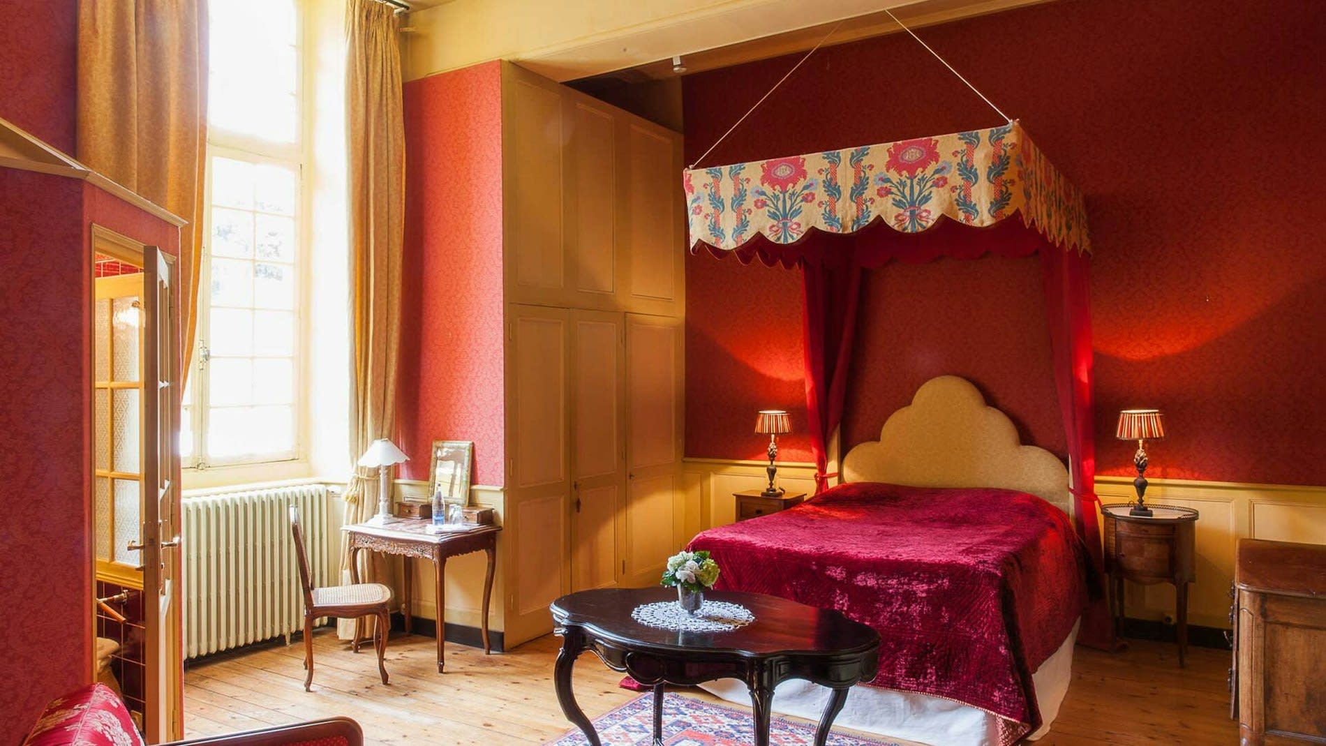 Une chambre du château de la Ballue et son lit à baldaquin