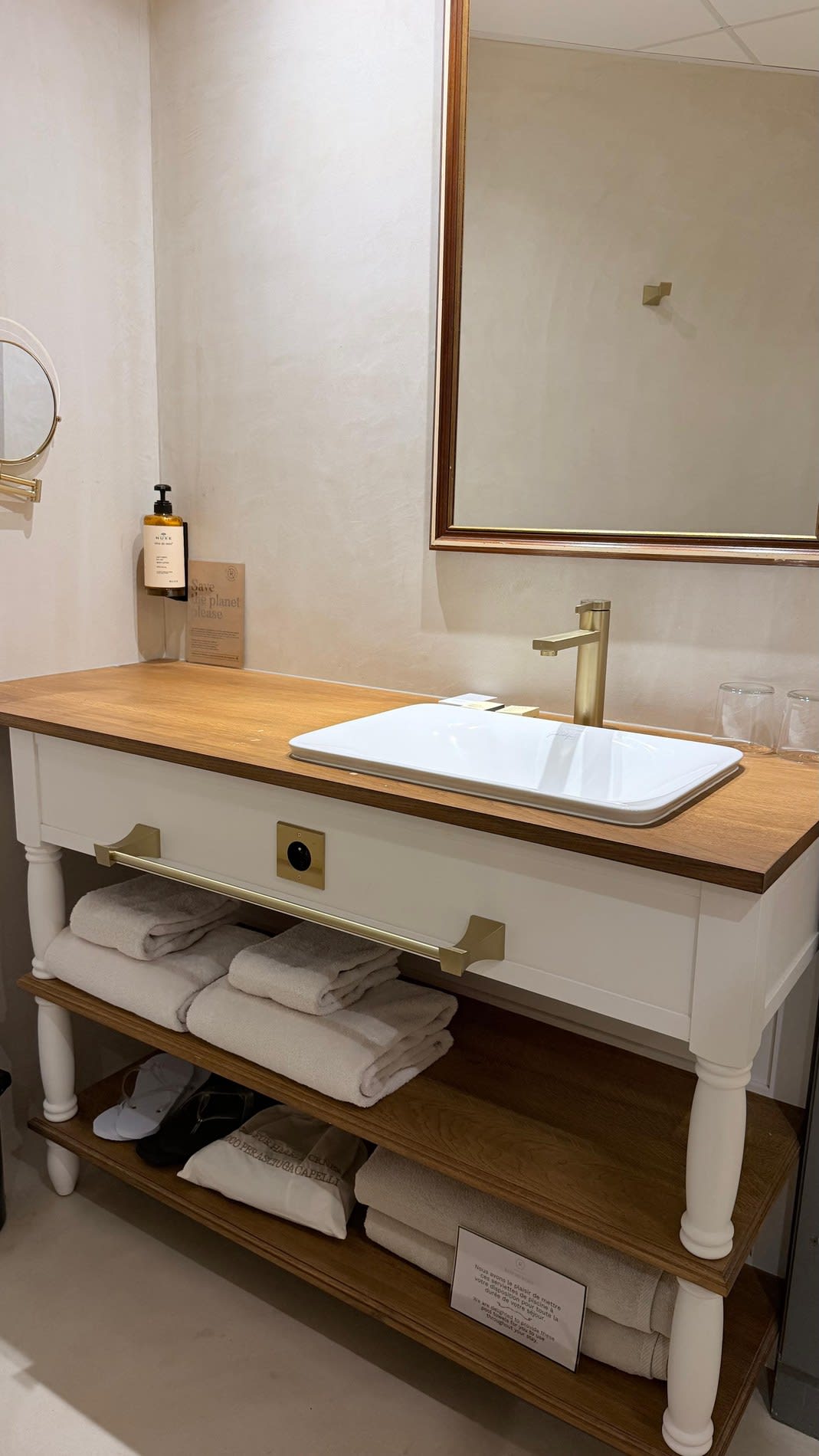 La salle de bain d'une chambre du Domaine de Rochebois, plateau de chêne et robinetterie laiton