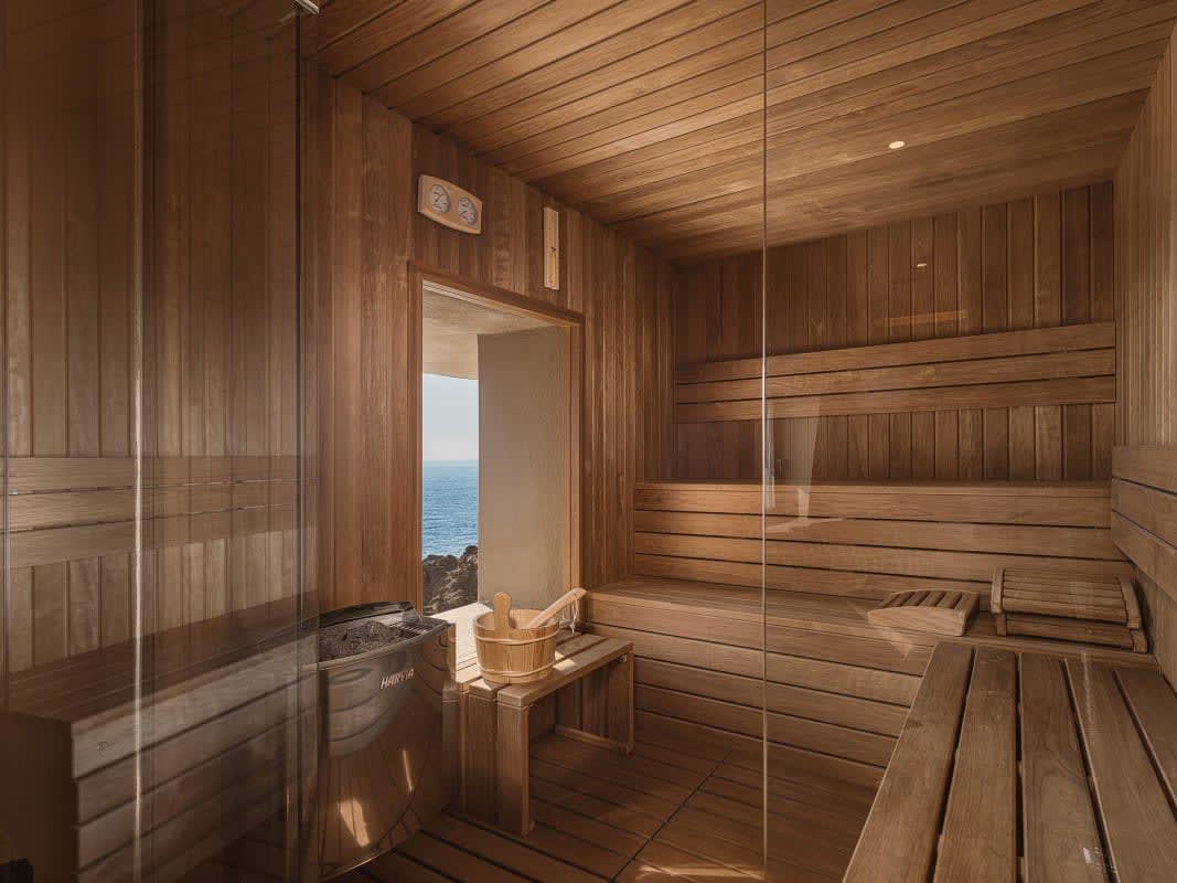 A sauna do spa ROÉE, aberta para o mar, no Revery na Creta