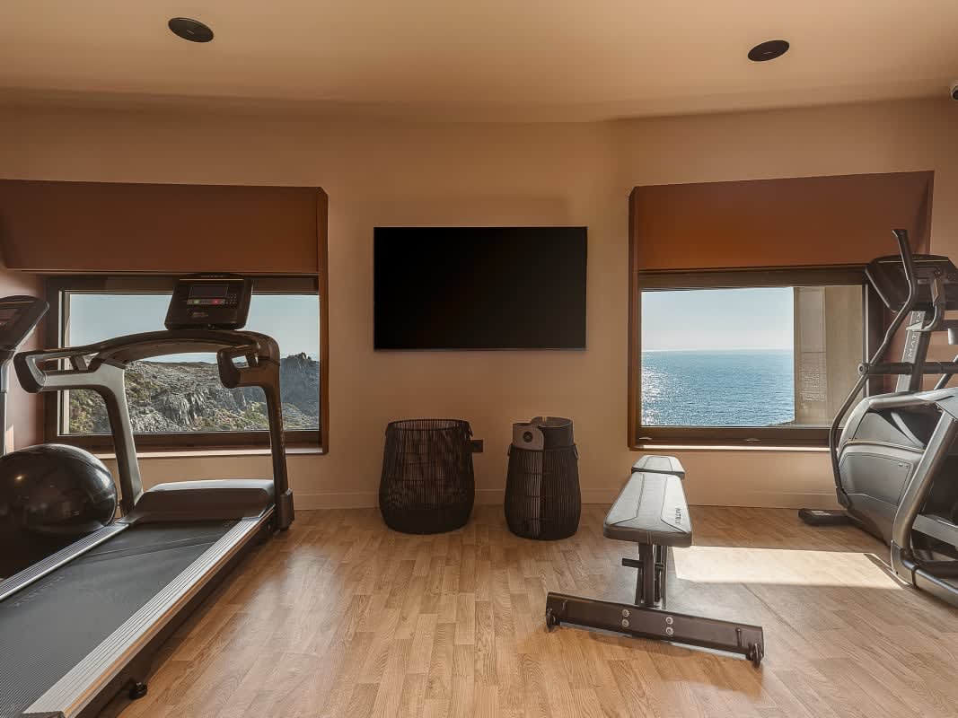 A academia do spa ROÉE, voltada para o mar da Líbia