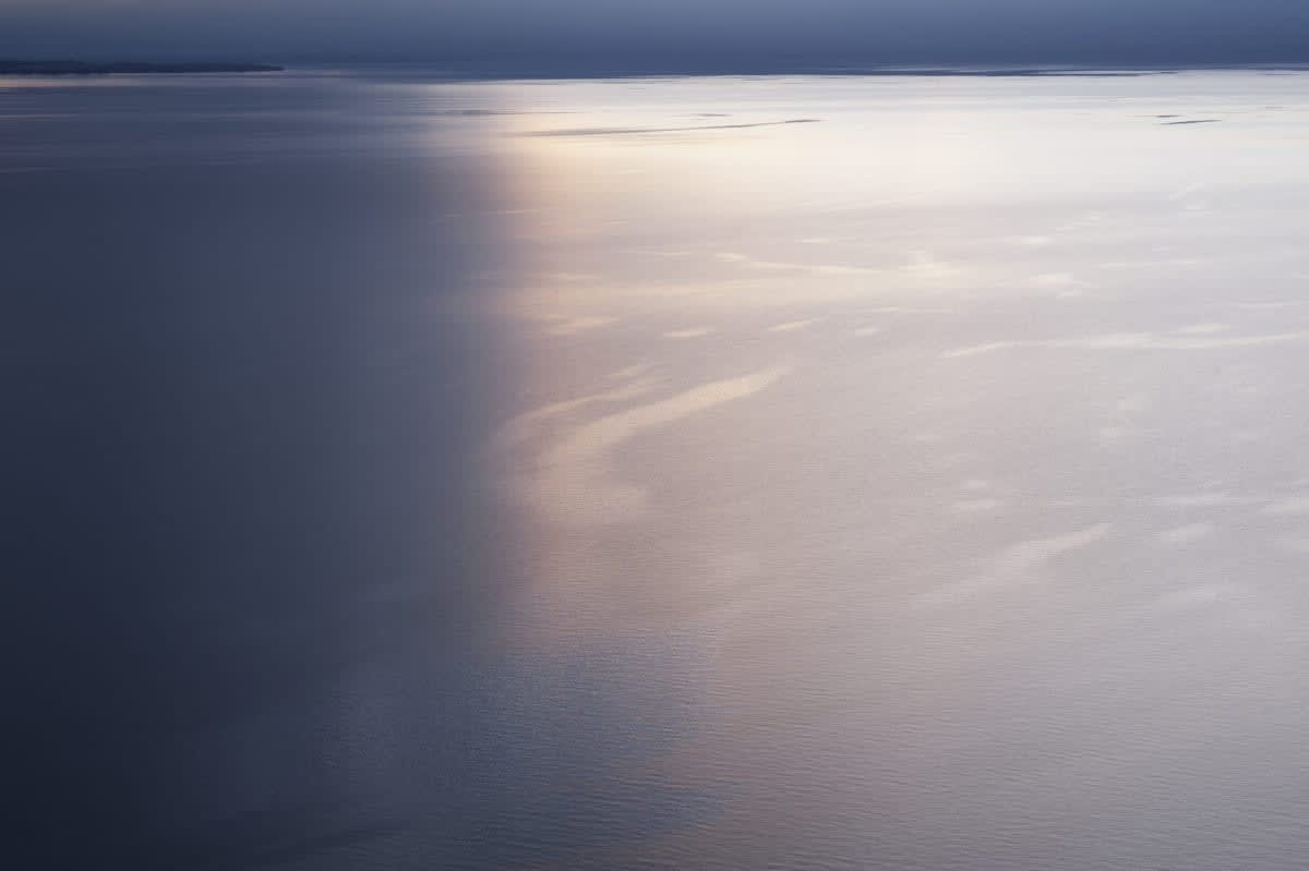 Un lac au crépuscule, image du silence recherché par les voyageurs