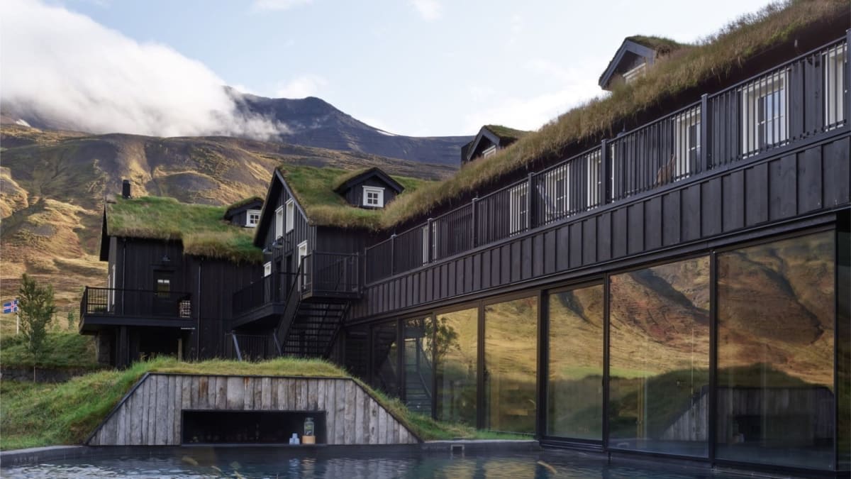 Les toits de tourbe du Deplar Farm, dans la vallée des Trolls, en Islande