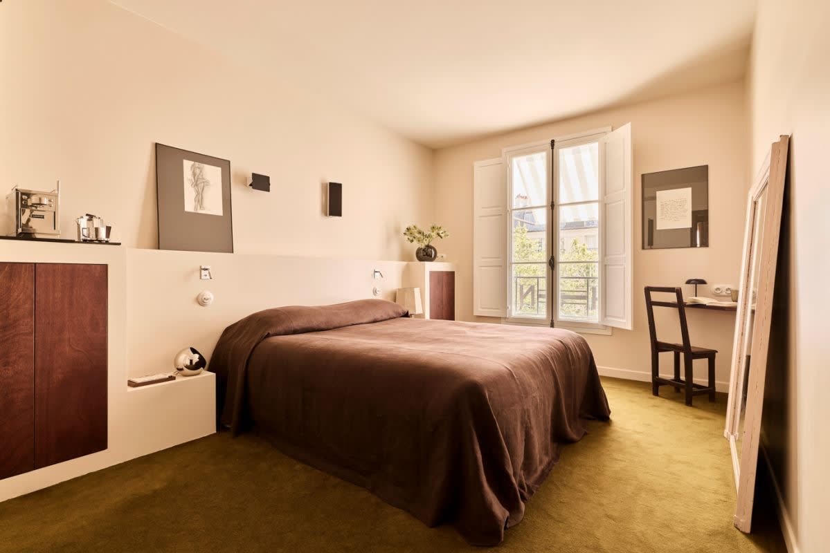 Une chambre de l'Hôtel Lulu à Paris, murs écrus et lumière naturelle