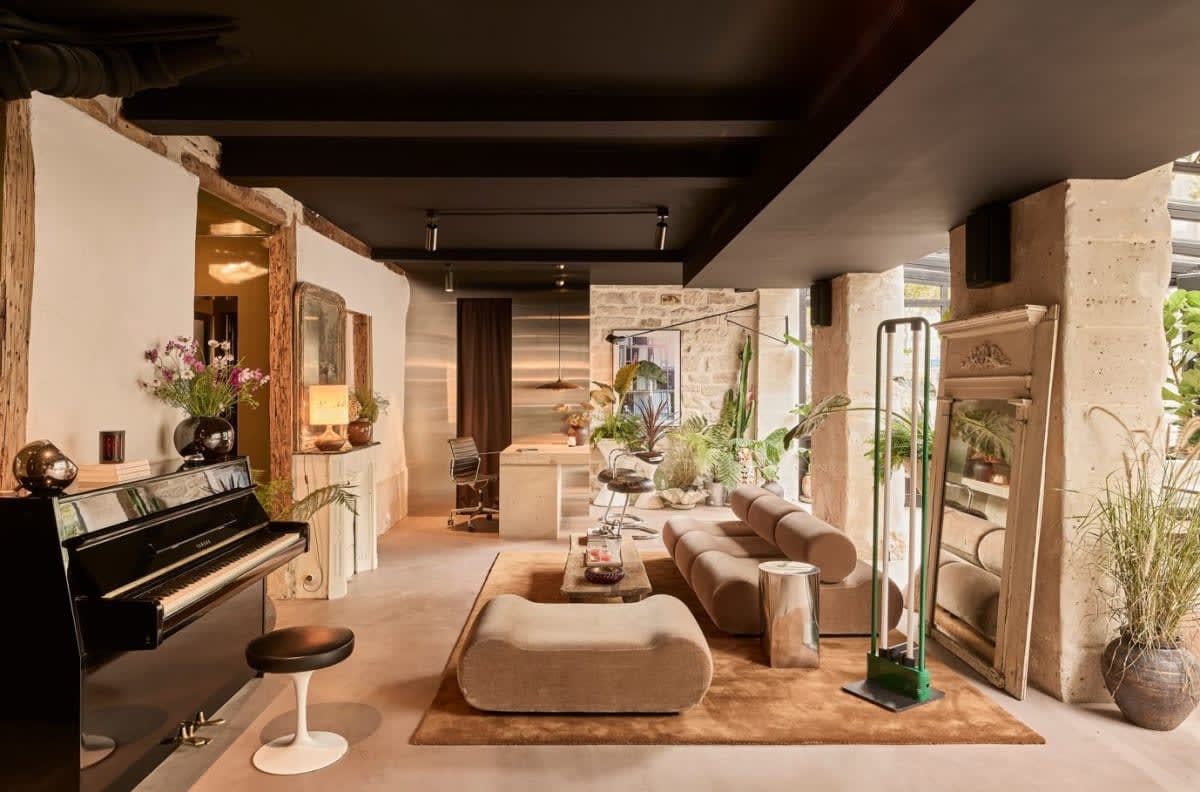 Le salon de l'Hôtel Lulu à Paris, pierre apparente, piano et mobilier chiné