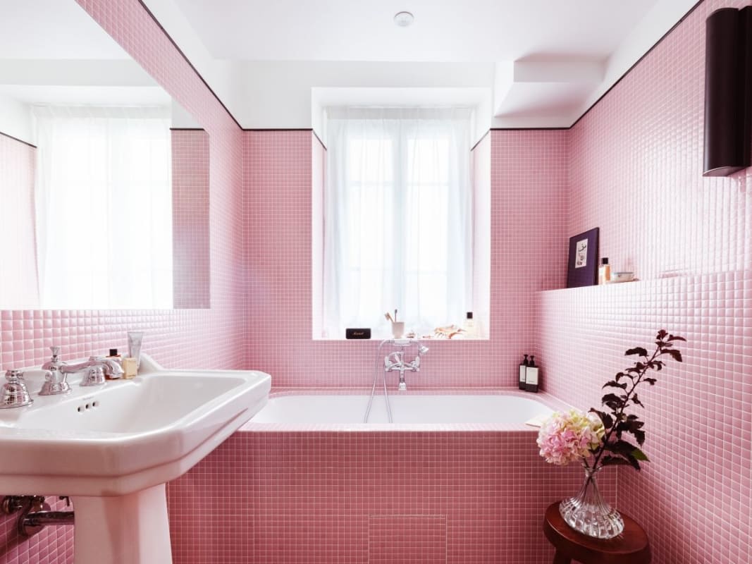 Salle de bain en mosaïque rose de l'Hôtel Lulu à Paris