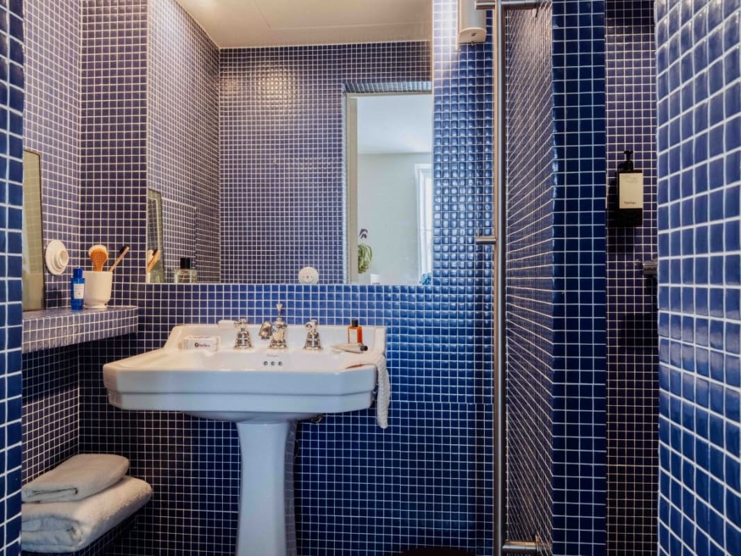 Salle de bain en mosaïque bleue de l'Hôtel Lulu à Paris