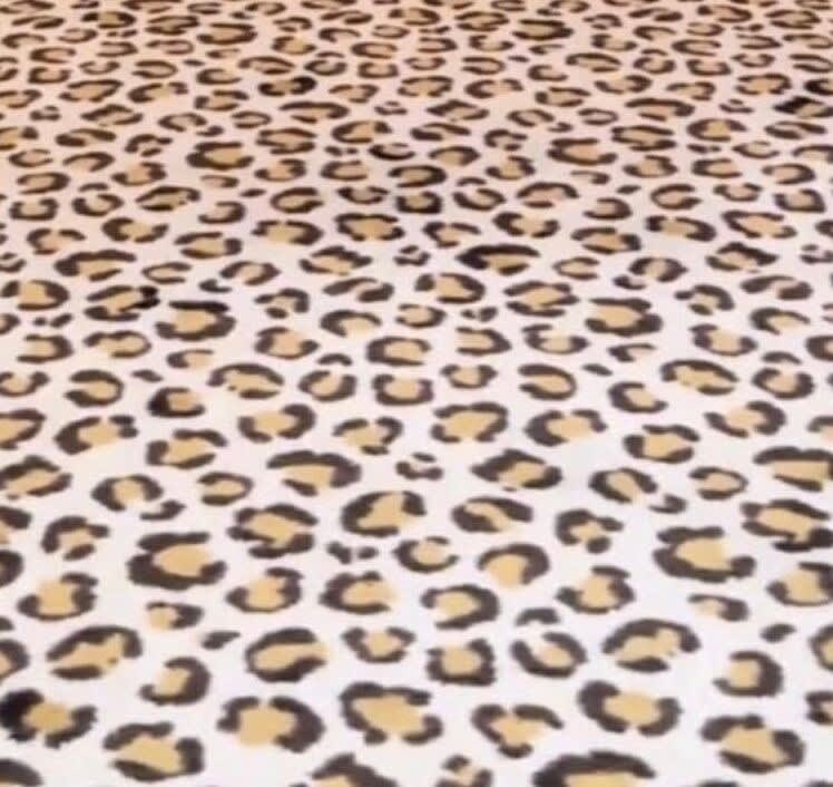 La moquette à motif léopard des couloirs de l'Hôtel Lulu