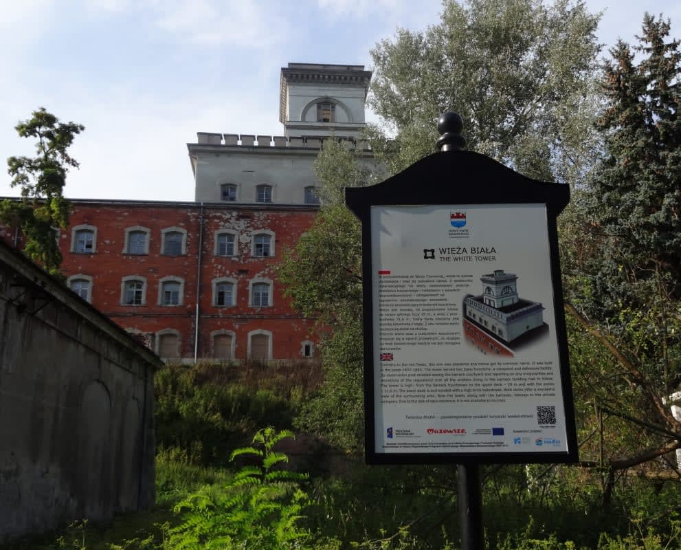 La tour blanche de la forteresse de Modlin, en Pologne