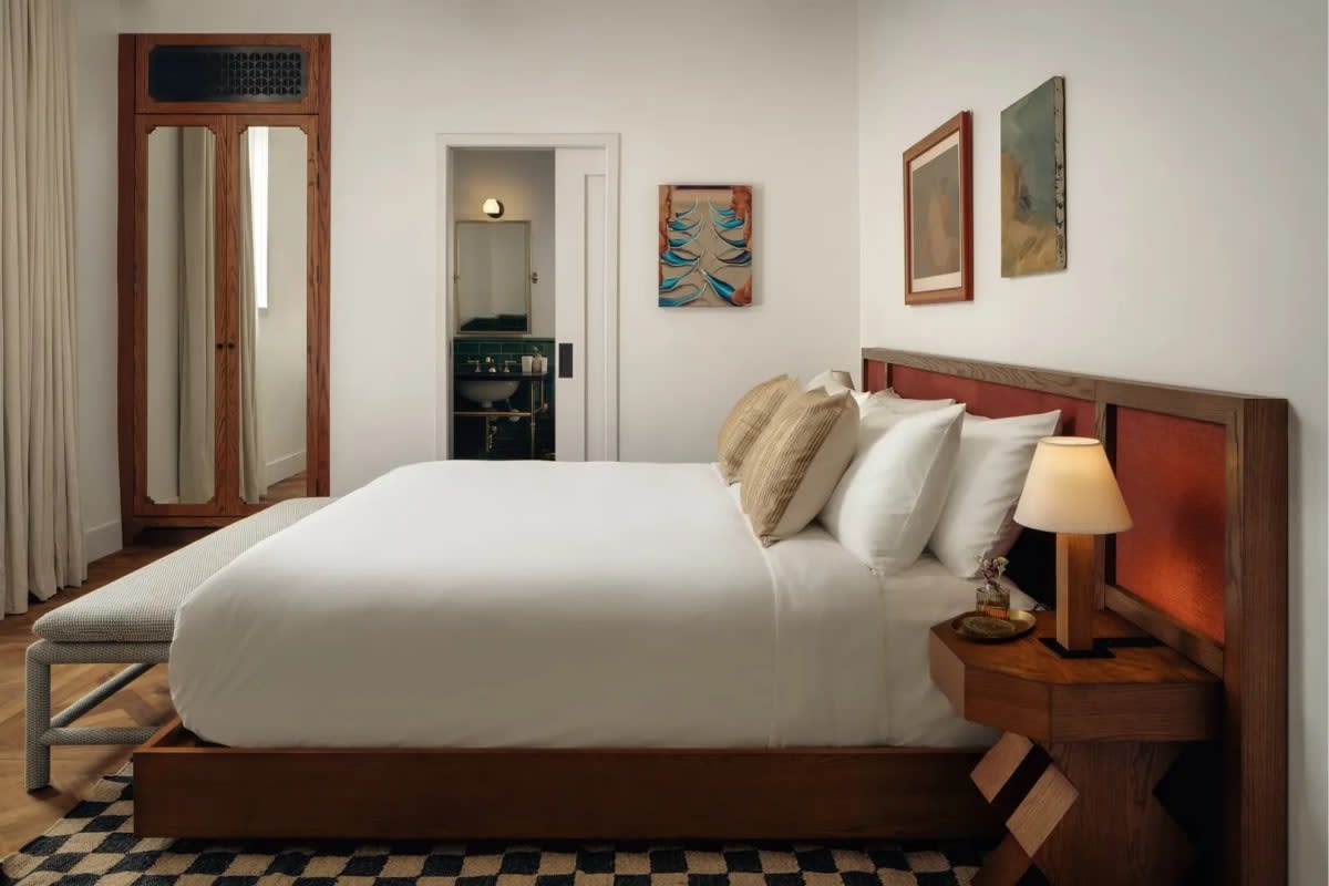 Chambre de l'hôtel Lucile avec parquet d'époque et sol en damier