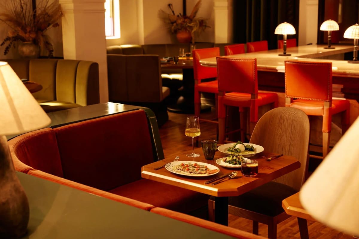 Salle du restaurant Sous Sous, banquettes rouges et lampes