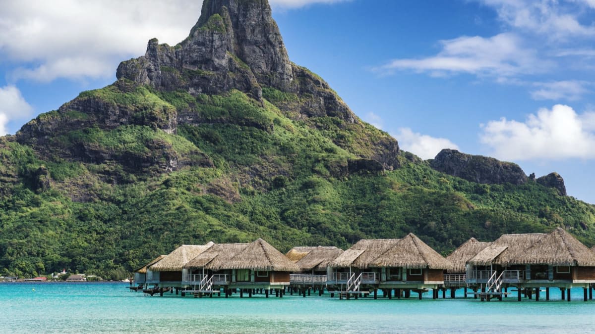 Villas sur pilotis de l'InterContinental Bora Bora face au mont Otemanu, avant leur transformation en Regent