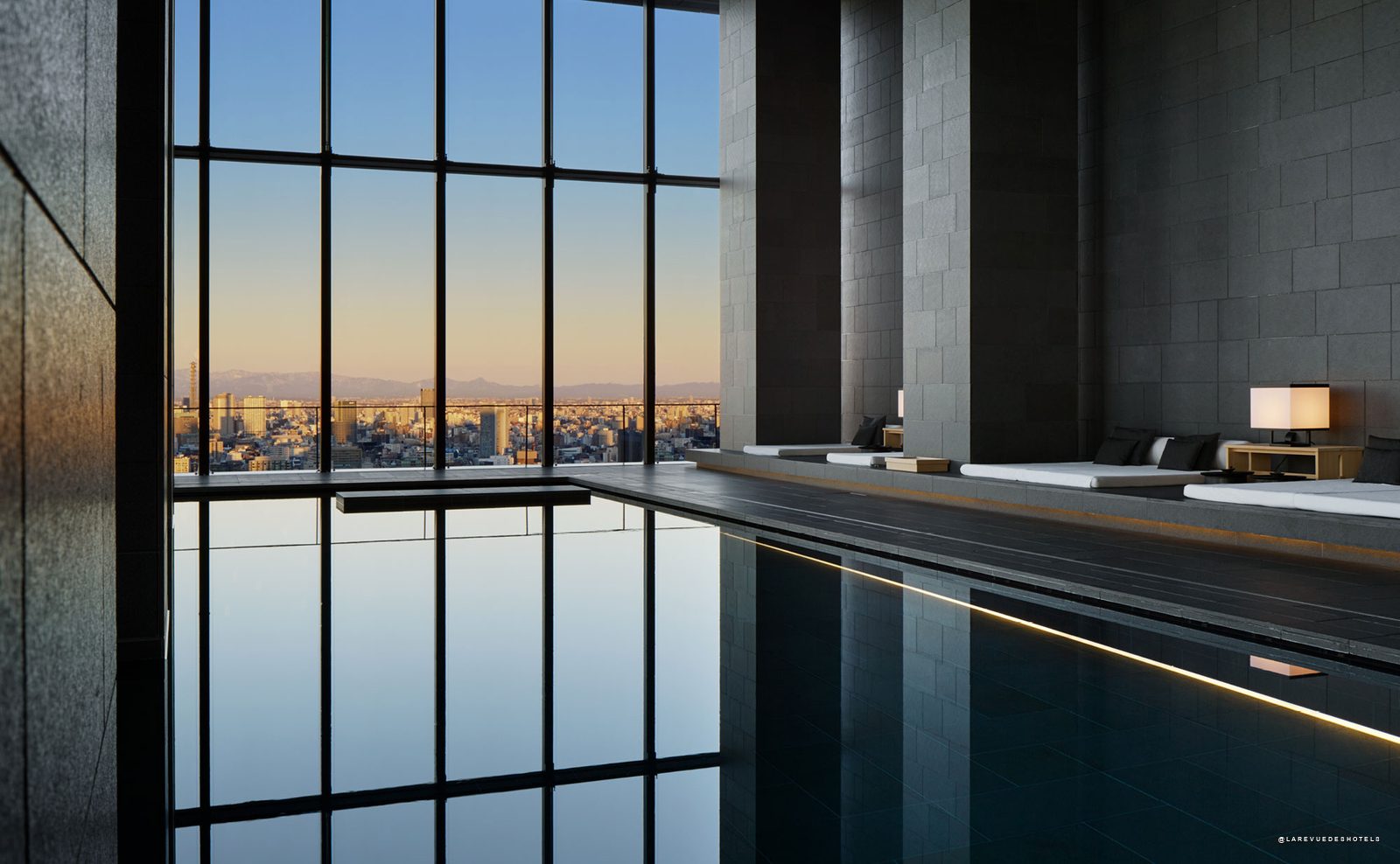 La piscina del Aman Tokyo con vistas al skyline de la capital japonesa