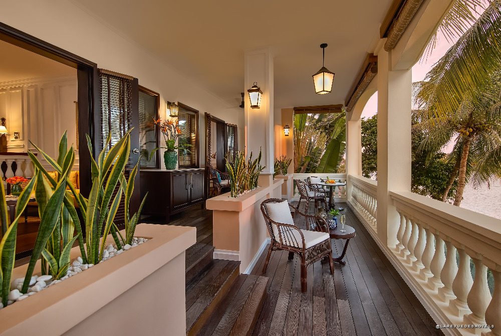 Terrasse privée d'une suite en bord de rivière à l'Anantara Hoi An Resort, au Vietnam