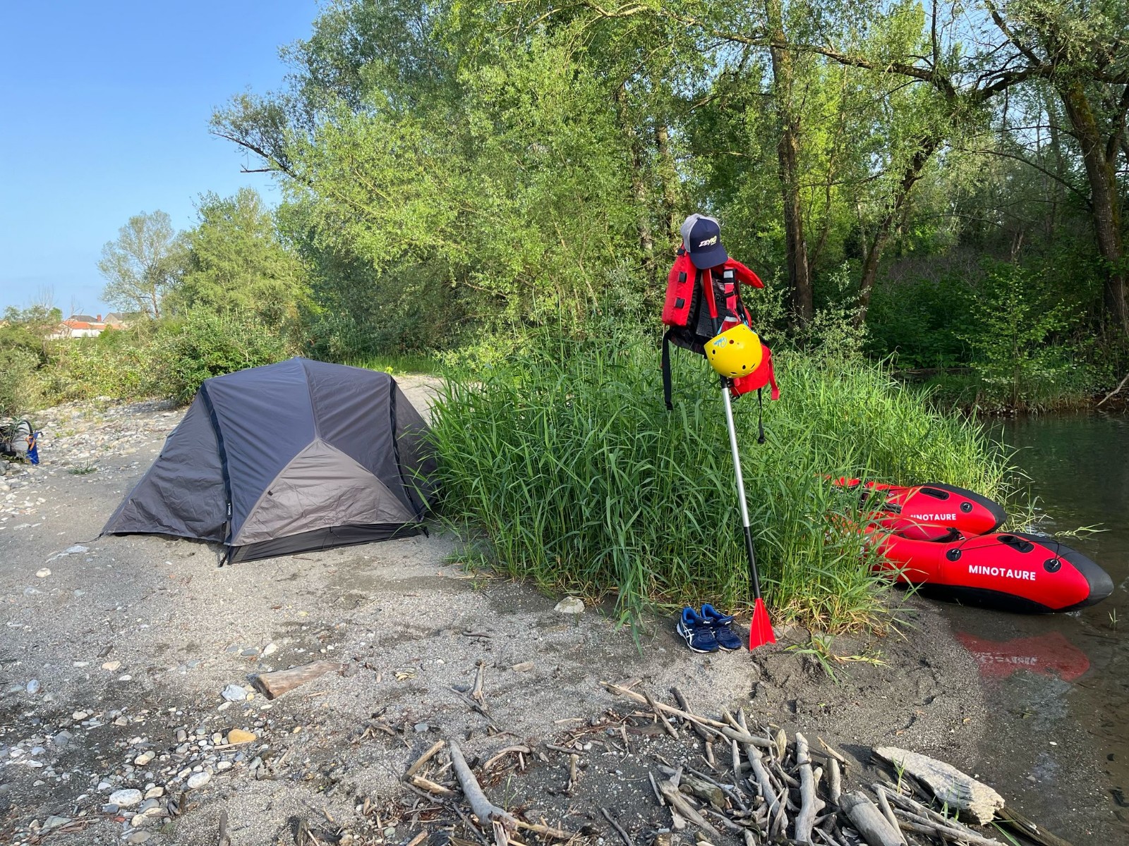 Itinérance de deux jours en packraft sur le Gave de Pau entre Lourdes et Pau avec Antoine Bruge, moniteur de 2B Aventure. Navigation en Jaws Minotaure à travers les paysages du Béarn et des Pyrénées, entre nature, aventure et technique en eaux vives.