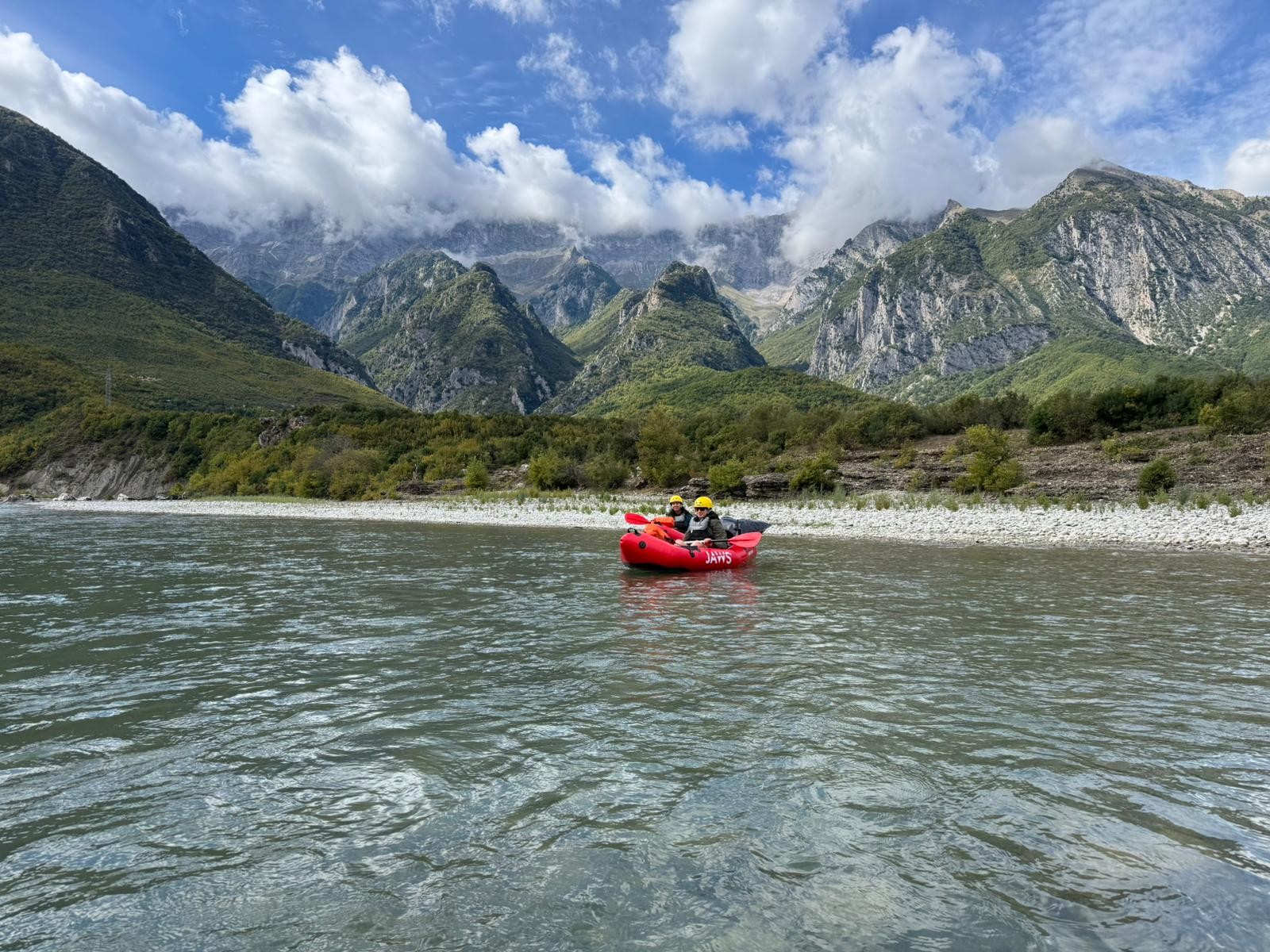 Aventure en packraft sur la rivière sauvage Vjosa en Albanie avec Antoine Bruge, moniteur 2B Aventure. Descente entre Permet, Carçovë et Tepelenë à bord de packrafts Jaws Minotaure. Expédition nature au cœur des Balkans, entre rapides et paysages préservés, avec comparaison des marques Jaws, Mekong, Ultra et Alpacka.