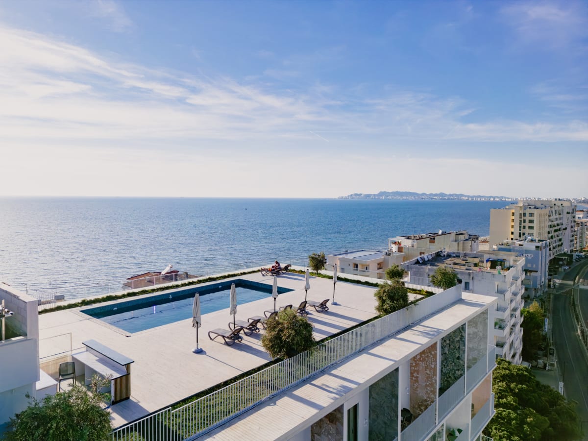 Rooftop et piscine d’un hôtel à Durrès, en Albanie, photographiés par Théo Escalante