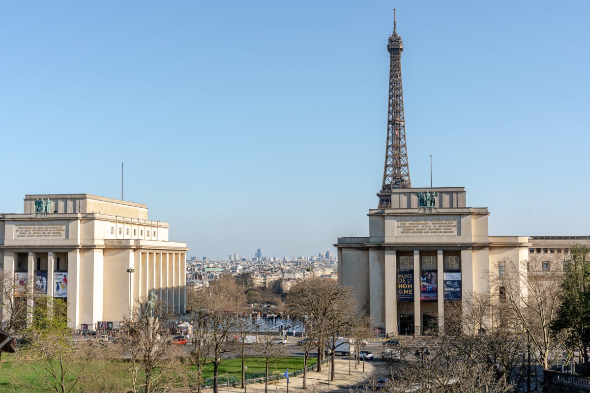 Vue sur Paris et la Tour Eiffel depuis un bien photographié par Théo Escalante