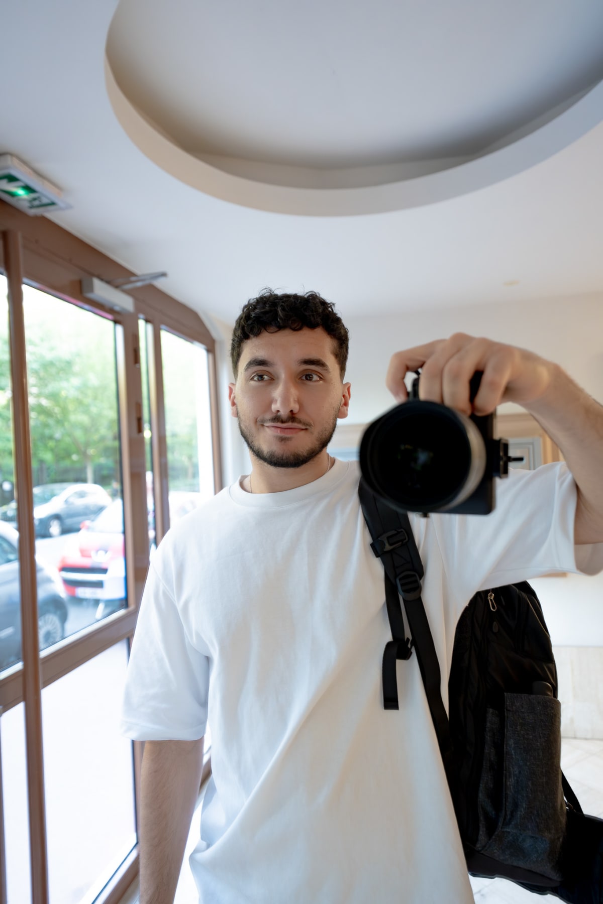 Portrait de Théo Escalante, photographe, appareil à la main