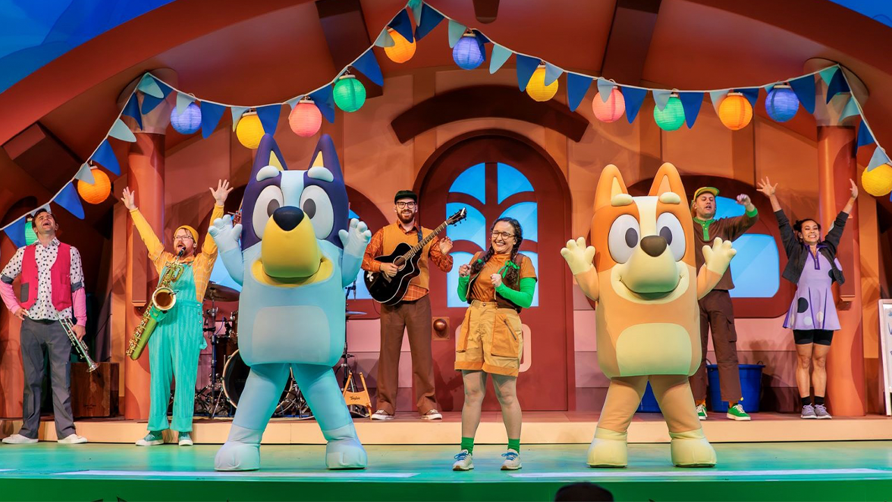 ¡Bluey Conquistó Disneyland! El Perro Australiano que la Rompe Aterrizó en el Parque - imagen