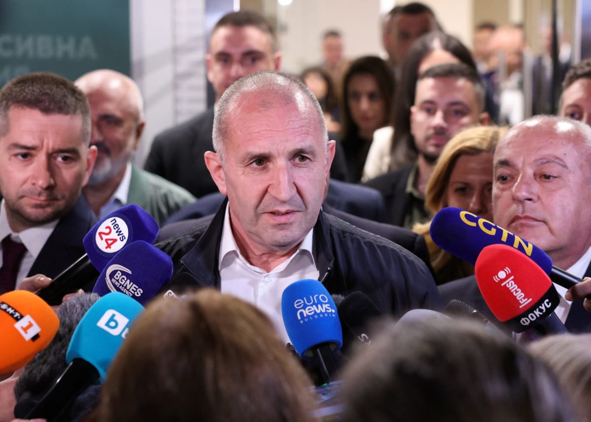 Rumen Radev în discurs electoral, mulțime de susținători Rumen Radev în discurs electoral, mulțime de susținători