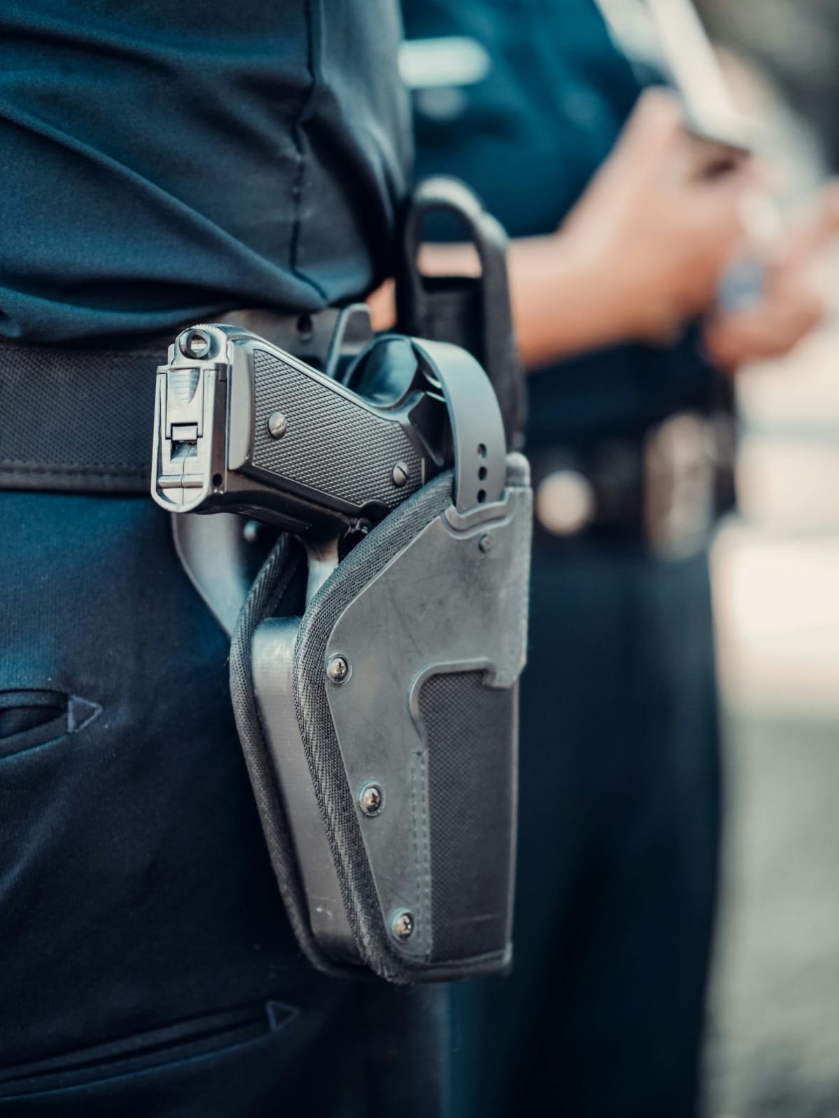 Polițiști și procurori în timpul perchezițiilor în mai multe locații din România