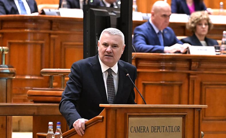 Gigel Știrbu la o conferință de presă Gigel Știrbu la o conferință de presă
